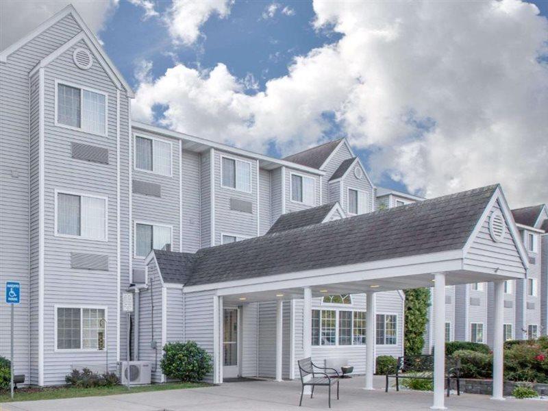 Microtel Inn And Suites Manistee Exterior photo