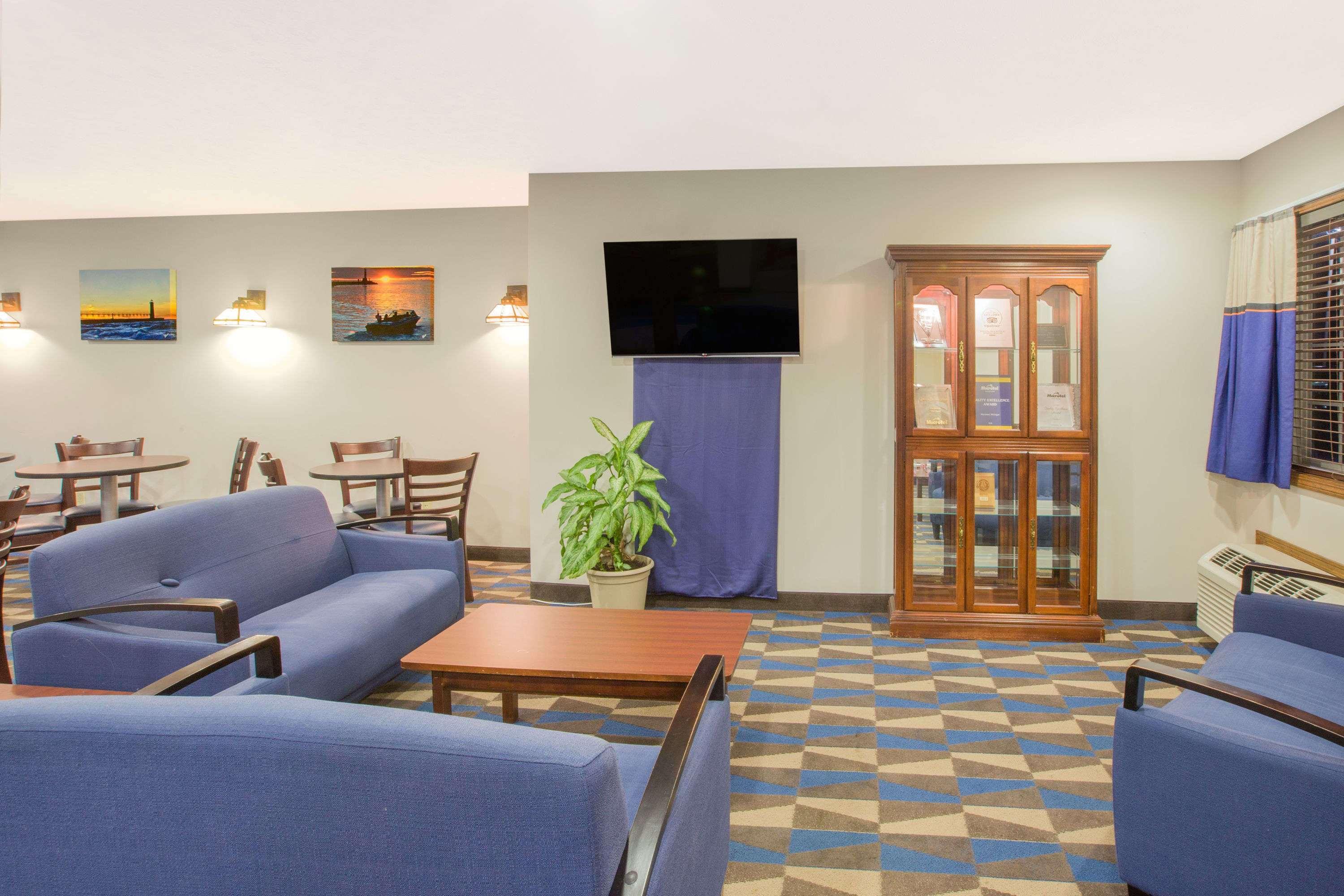 Microtel Inn And Suites Manistee Exterior photo