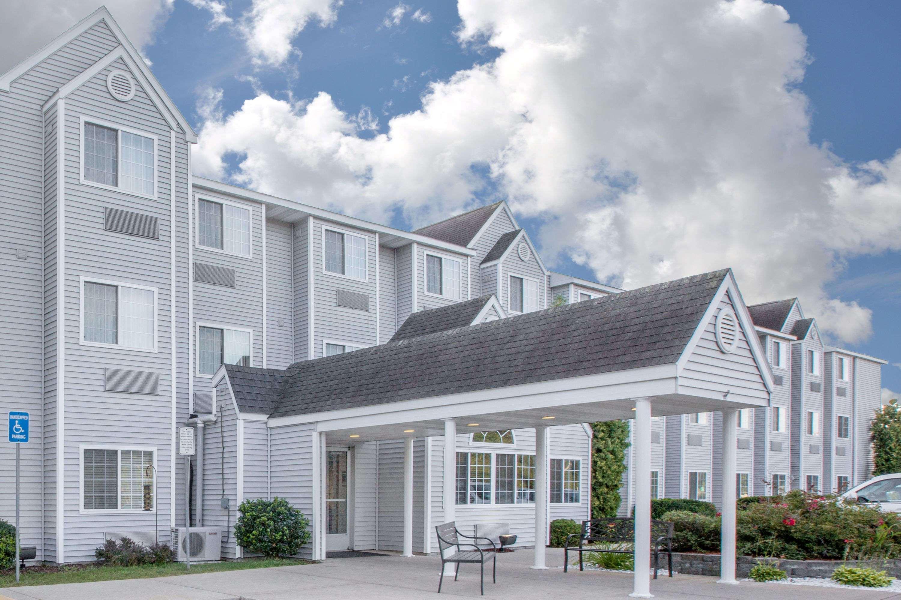 Microtel Inn And Suites Manistee Exterior photo