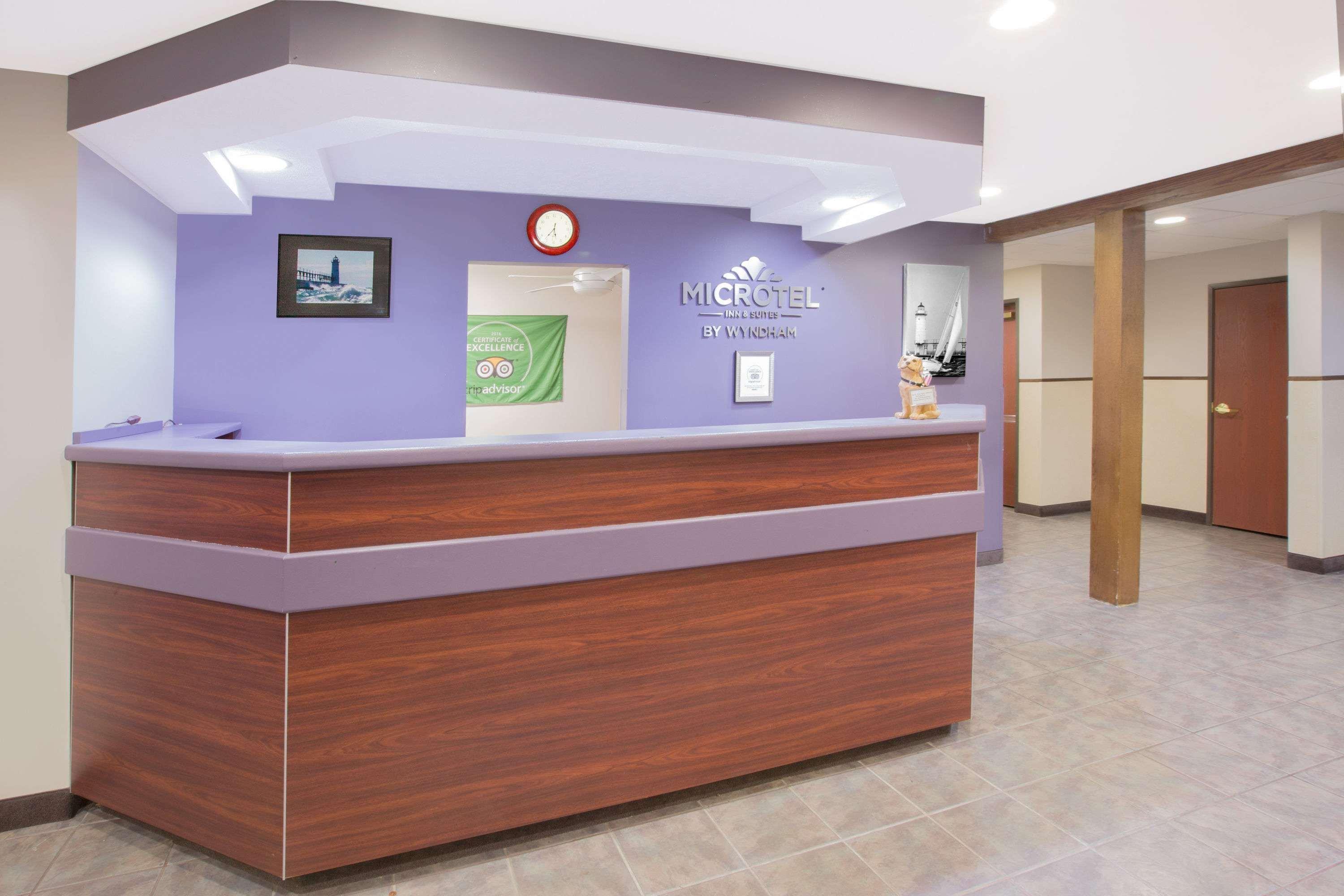 Microtel Inn And Suites Manistee Exterior photo