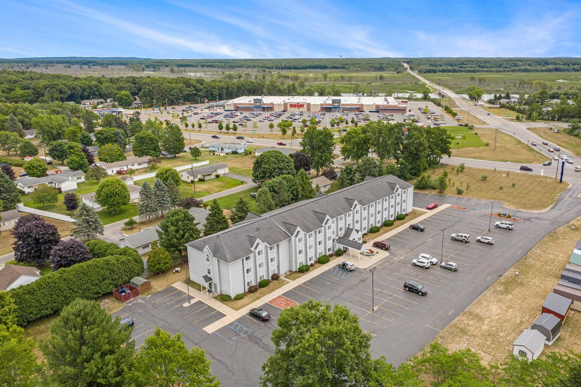 Microtel Inn And Suites Manistee Exterior photo