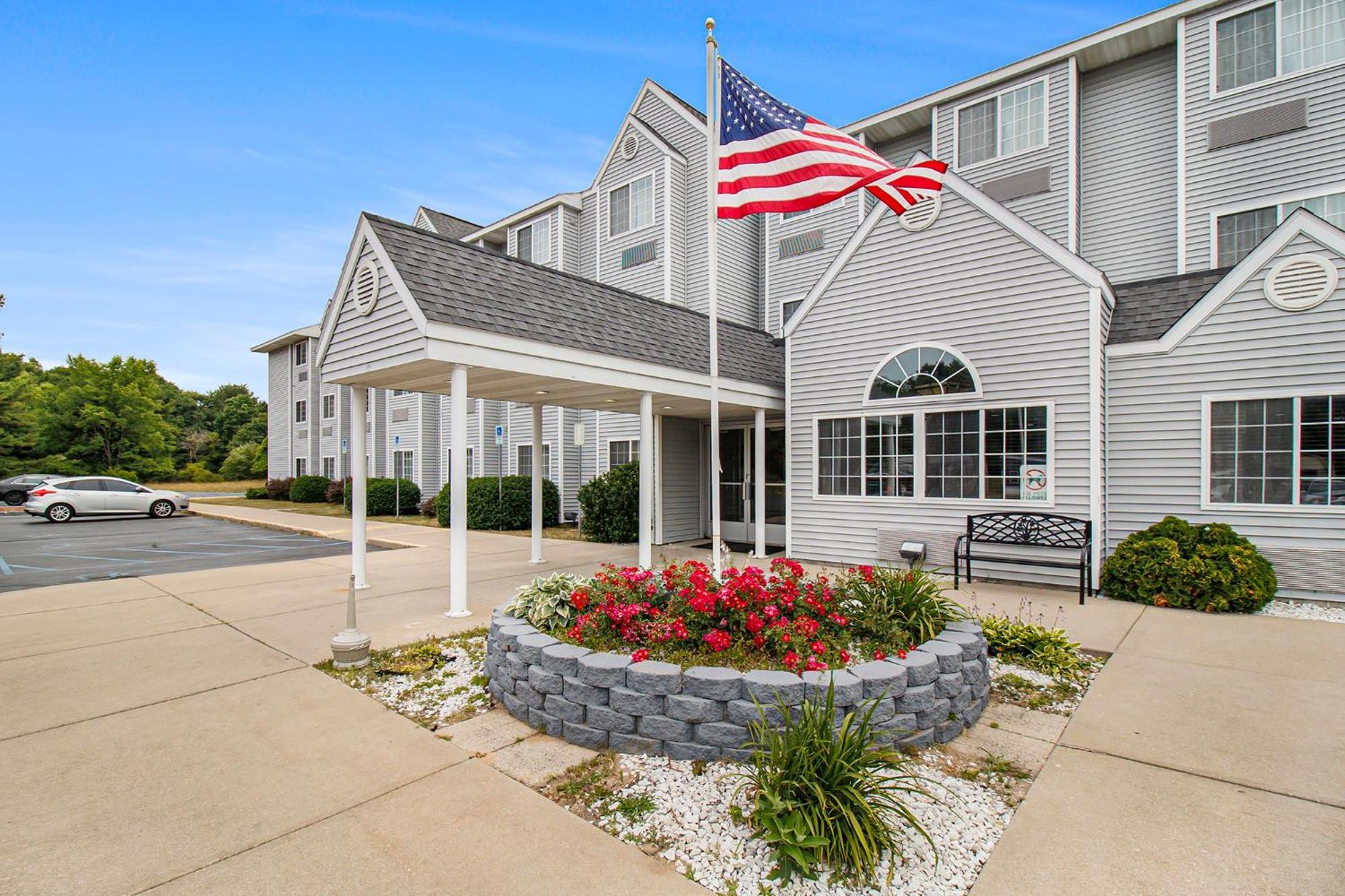Microtel Inn And Suites Manistee Exterior photo